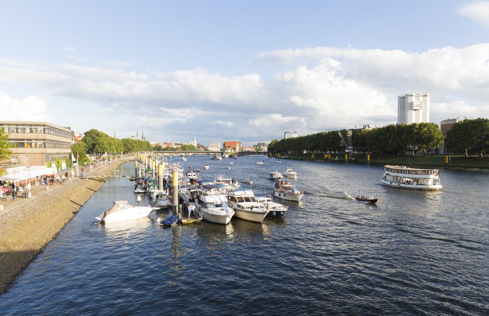 Blick auf die Weser Richtung Schlachte bei regem Schiffstreiben 